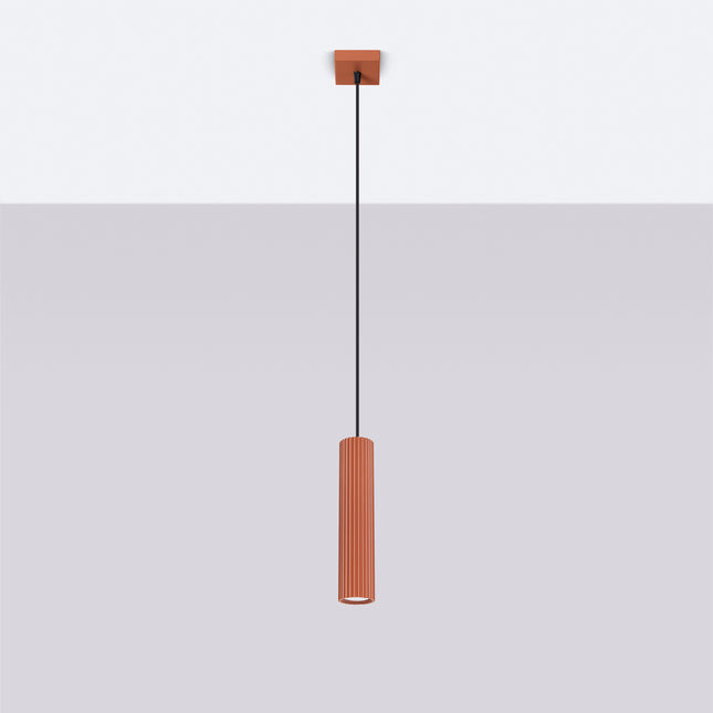 Suspension Oslo 1 terracotta suspendue au plafond, mise en situation sur fond dégradé gris.