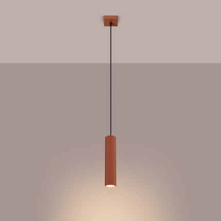 Suspension Oslo 1 terracotta suspendue au plafond, mise en situation sur fond dégradé chaud.
