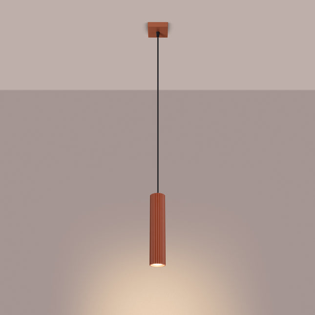 Suspension Oslo 1 terracotta suspendue au plafond, mise en situation sur fond dégradé chaud.