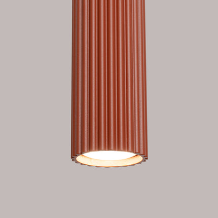Gros plan sur les cannelures en aluminium de la suspension Oslo 1 terracotta.