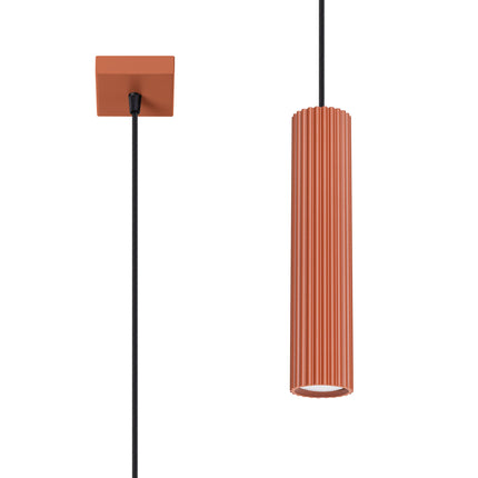 Suspension Oslo 1 terracotta en aluminium cannelé, vue packshot avec plaque de fixation et câble suspendu, fond blanc.