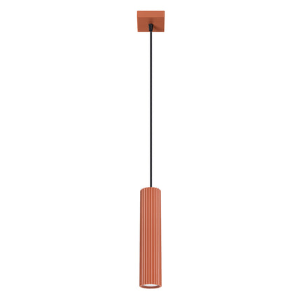 Suspension Oslo 1 terracotta, vue de face du câble et du cylindre cannelé en aluminium sur fond neutre.