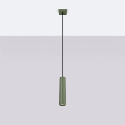 Suspension Oslo 1 vert olive suspendue au plafond, mise en situation sur fond dégradé gris.