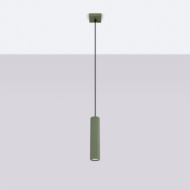 Suspension Oslo 1 vert olive suspendue au plafond, mise en situation sur fond dégradé gris.