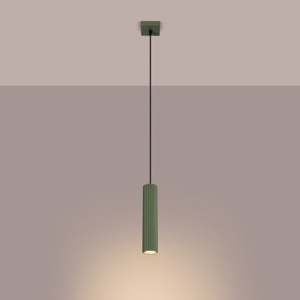 Suspension Oslo 1 vert olive suspendue au plafond, mise en situation sur fond dégradé chaud.
