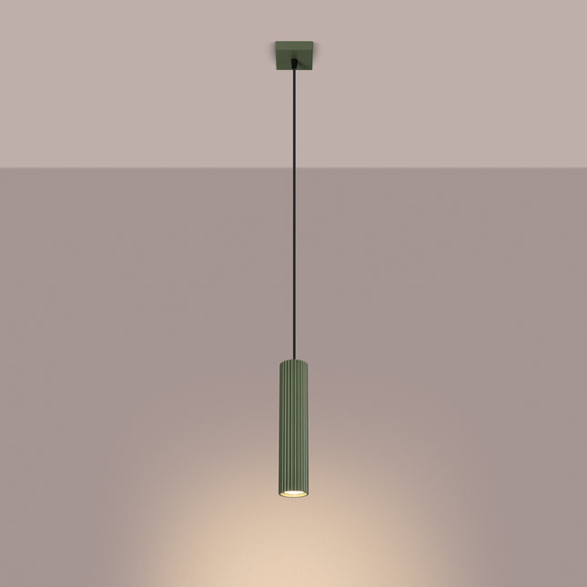 Suspension Oslo 1 vert olive suspendue au plafond, mise en situation sur fond dégradé chaud.