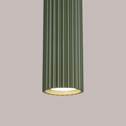 Gros plan sur les cannelures en aluminium de la suspension Oslo 1 vert olive.