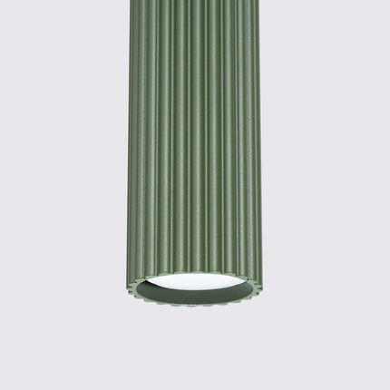 Gros plan sur le culot GU10 et l'extrémité du câble textile de la suspension Oslo 1 vert olive.