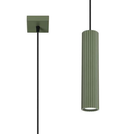 Suspension Oslo 1 vert olive en aluminium cannelé, vue packshot avec plaque de fixation et câble suspendu, fond blanc.