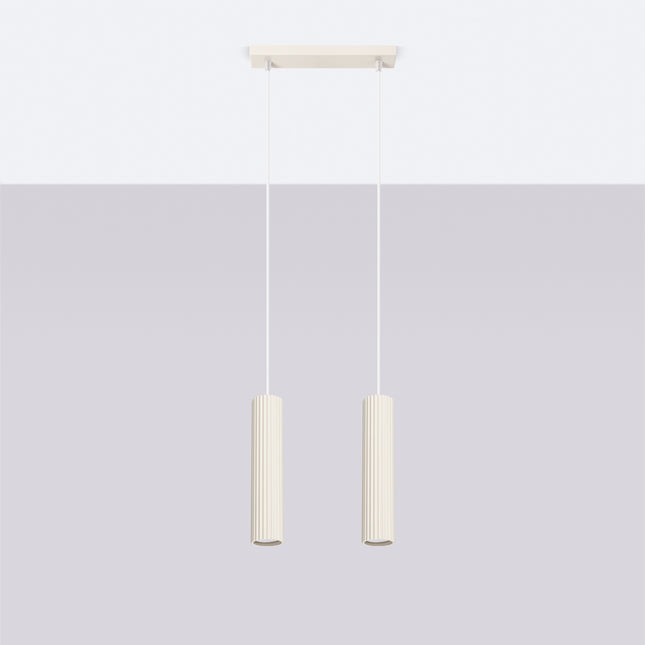 Suspension Oslo 2 beige installée au plafond, mise en situation dans un intérieur