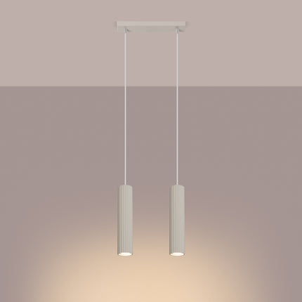 Vue de côté de la suspension Oslo 2 beige, mettant en avant la longueur des câbles