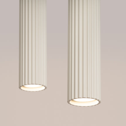 Vue en contre-plongée des abat-jour de la suspension Oslo 2 beige