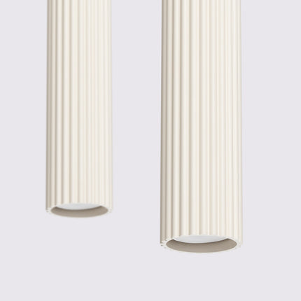 Détail en profil des deux abat-jour cannelés beige de la suspension Oslo 2