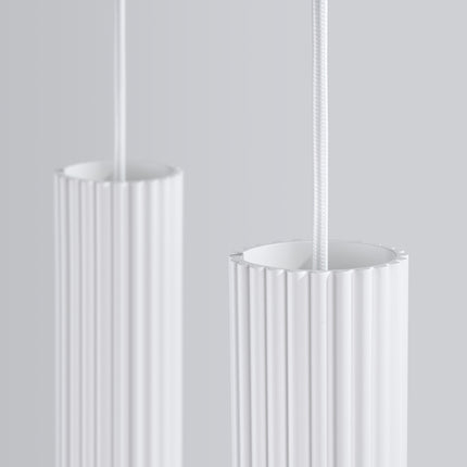 Gros plan sur la texture cannelée verticale de l'abat-jour en aluminium blanc