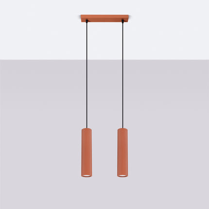 Suspension Oslo 2 rouge ocre installée au plafond, mise en situation dans un intérieur