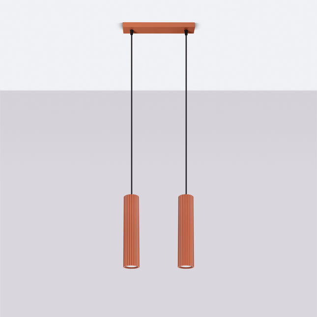 Suspension Oslo 2 rouge ocre installée au plafond, mise en situation dans un intérieur