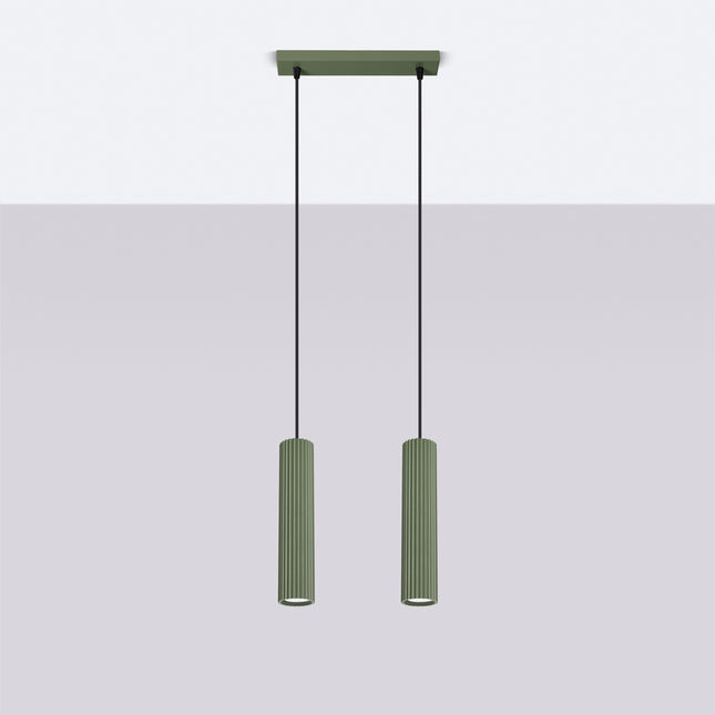 Suspension Oslo 2 vert installée au plafond, mise en situation dans un intérieur