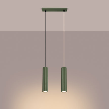 Vue de côté de la suspension Oslo 2 vert, mettant en avant la longueur des câbles