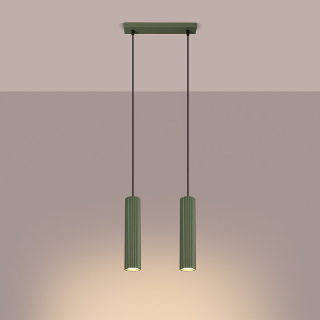 Vue de côté de la suspension Oslo 2 vert, mettant en avant la longueur des câbles