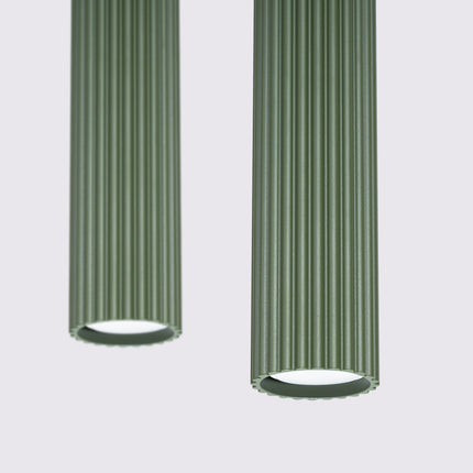 Détail en profil des deux abat-jour cannelés verts de la suspension Oslo 2