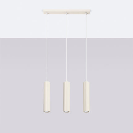 Suspension Oslo 3 lumières beige suspendue au plafond, rendu sur fond dégradé clair