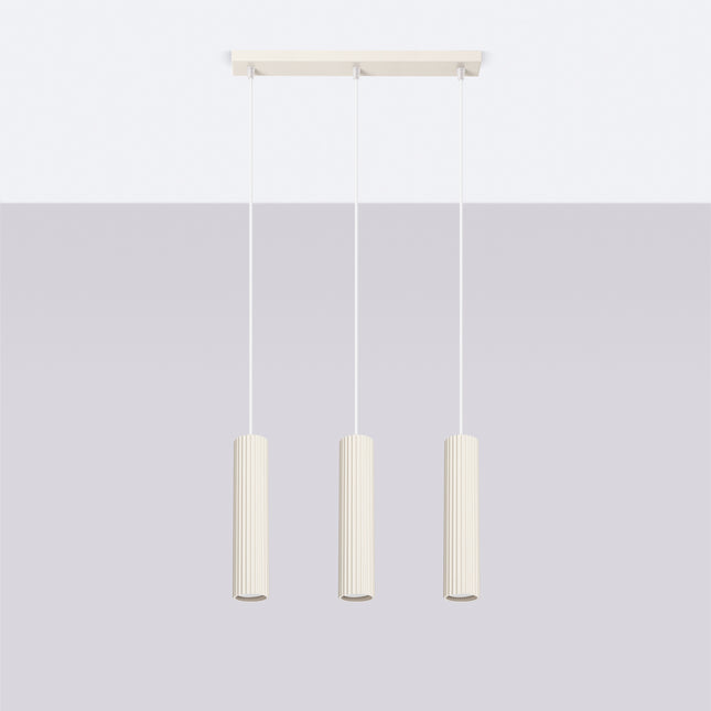 Suspension Oslo 3 lumières beige suspendue au plafond, rendu sur fond dégradé clair