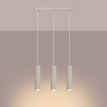Suspension Oslo 3 lumières beige suspendue au plafond, rendu sur fond dégradé plus sombre