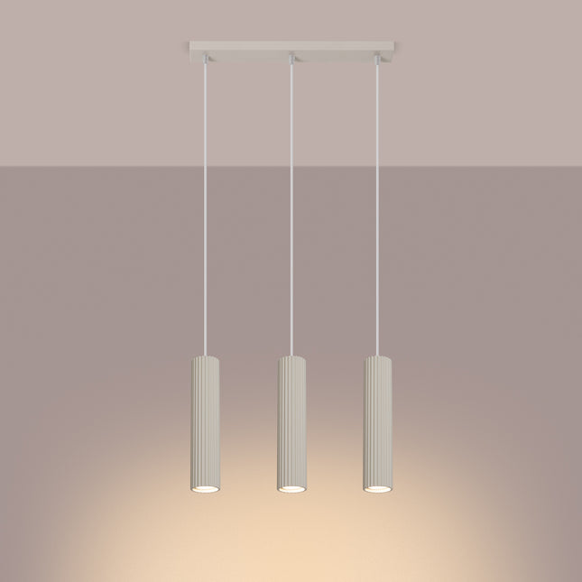 Suspension Oslo 3 lumières beige suspendue au plafond, rendu sur fond dégradé plus sombre