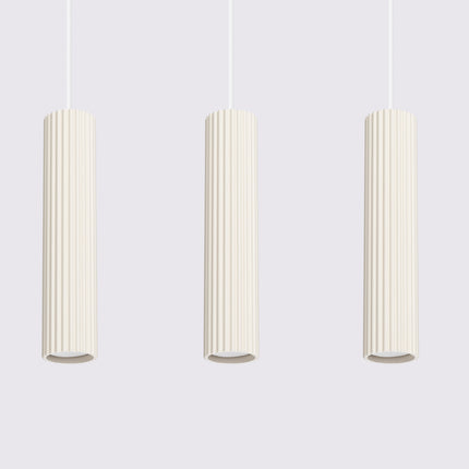 Gros plan sur le culot GU10 d'un abat-jour de la suspension Oslo 3 lumières beige