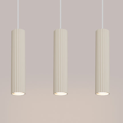 Gros plan sur l'ouverture inférieure d'un abat-jour nervuré beige de la suspension Oslo