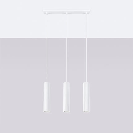 Suspension Oslo 3 lumières blanc suspendue au plafond, rendu sur fond dégradé clair