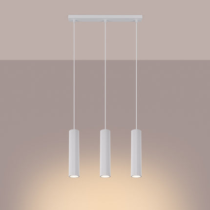 Suspension Oslo 3 lumières blanc suspendue au plafond, rendu sur fond dégradé plus sombre