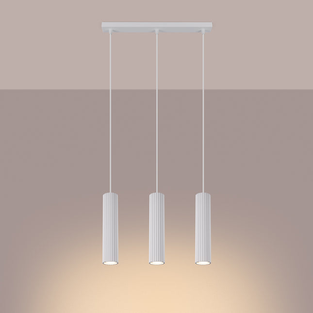 Suspension Oslo 3 lumières blanc suspendue au plafond, rendu sur fond dégradé plus sombre