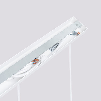 Gros plan sur le culot GU10 d'un abat-jour de la suspension Oslo 3 lumières blanc