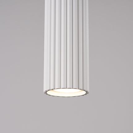 Détail du câble textile entrant dans un abat-jour de la suspension Oslo 3 lumières blanc
