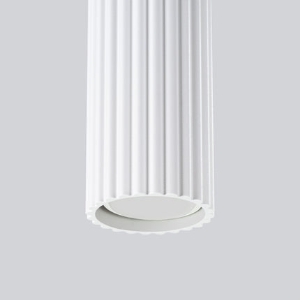 Détail de la finition nervurée d'un abat-jour cylindrique blanc de la suspension Oslo