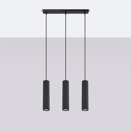 Suspension Oslo 3 lumières noir suspendue au plafond, rendu sur fond dégradé clair