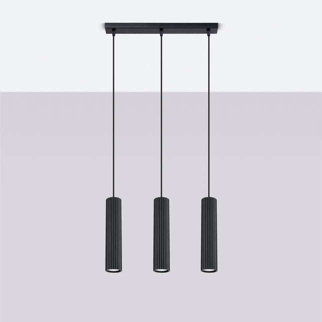 Suspension Oslo 3 lumières noir suspendue au plafond, rendu sur fond dégradé clair