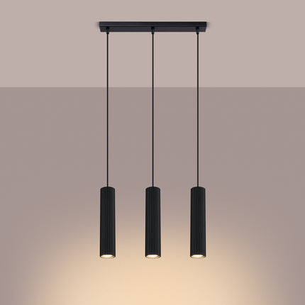Suspension Oslo 3 lumières noir suspendue au plafond, rendu sur fond dégradé plus sombre