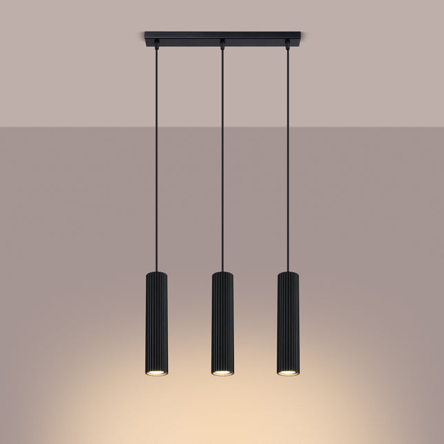 Suspension Oslo 3 lumières noir suspendue au plafond, rendu sur fond dégradé plus sombre