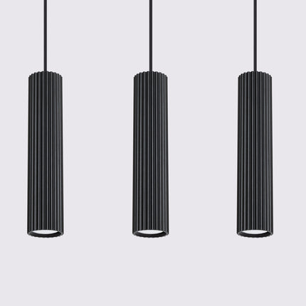 Gros plan sur le culot GU10 d'un abat-jour de la suspension Oslo 3 lumières noir