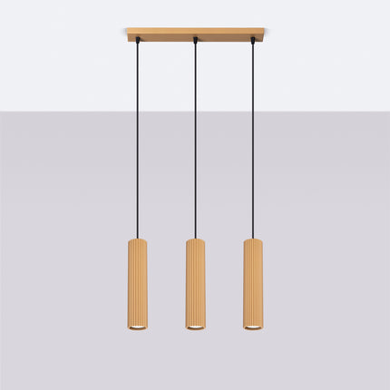 Suspension Oslo 3 lumières or suspendue au plafond, rendu sur fond dégradé clair