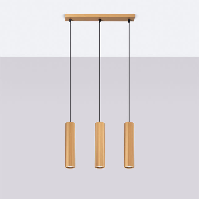 Suspension Oslo 3 lumières or suspendue au plafond, rendu sur fond dégradé clair