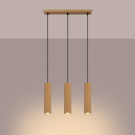 Suspension Oslo 3 lumières or suspendue au plafond, rendu sur fond dégradé plus sombre