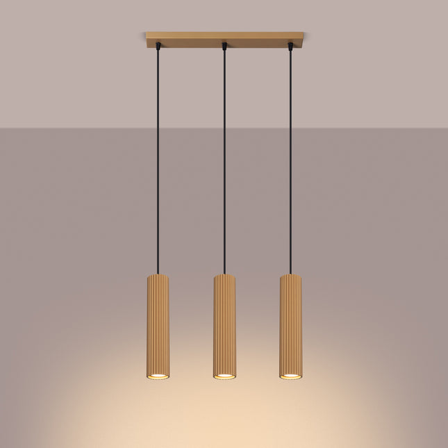 Suspension Oslo 3 lumières or suspendue au plafond, rendu sur fond dégradé plus sombre