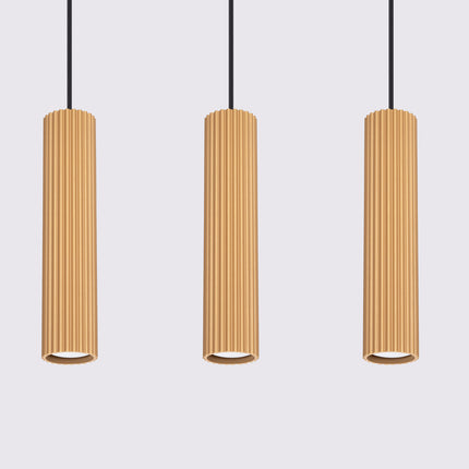 Gros plan sur le culot GU10 d'un abat-jour de la suspension Oslo 3 lumières or