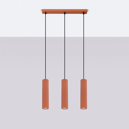 Suspension Oslo 3 lumières rouge ocre suspendue au plafond, rendu sur fond dégradé clair