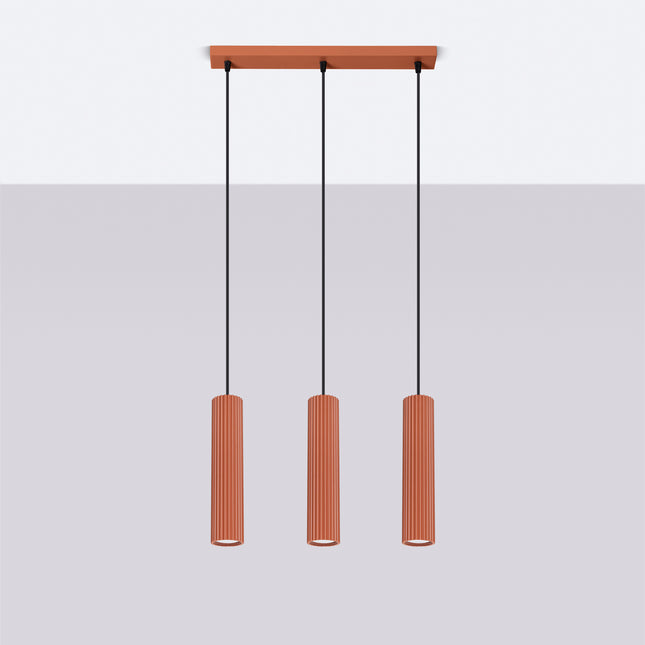 Suspension Oslo 3 lumières rouge ocre suspendue au plafond, rendu sur fond dégradé clair