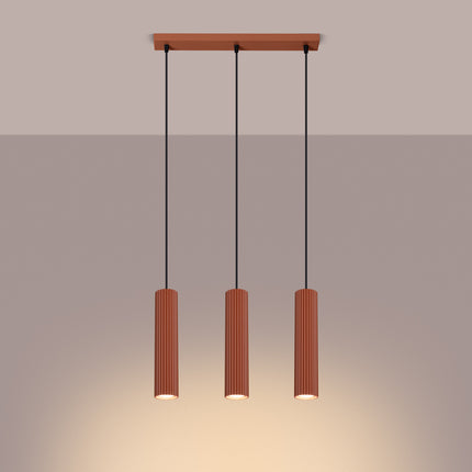 Suspension Oslo 3 lumières rouge ocre suspendue au plafond, rendu sur fond dégradé plus sombre