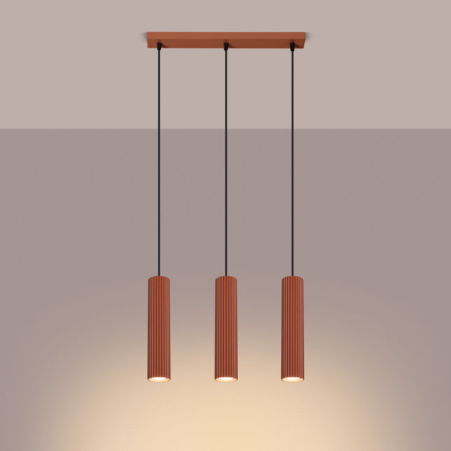 Suspension Oslo 3 lumières rouge ocre suspendue au plafond, rendu sur fond dégradé plus sombre